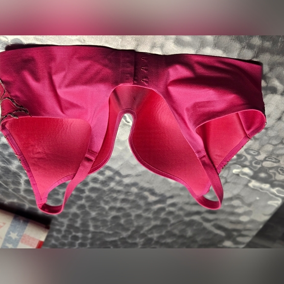 2 VS Incredible by Victoria Secret Bras - Picture 7 of 10